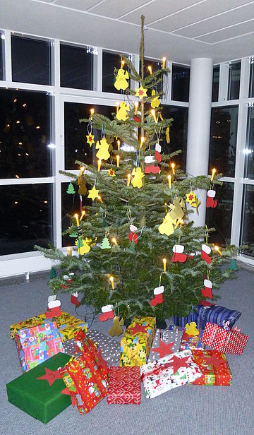 Weihnachtswunschbaum mit Geschenken