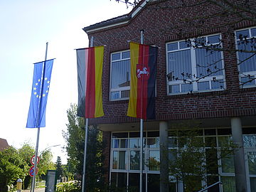 Flaggen vor dem Rathaus