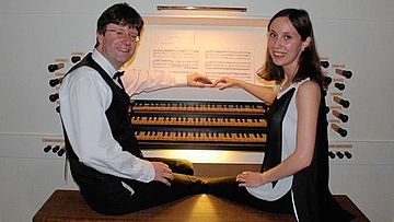 Winfried Dahlke und seine Frau Darija Schneiderova freuen sich auf das kommende Orgelkonzert. Foto: Hinrich Kuper